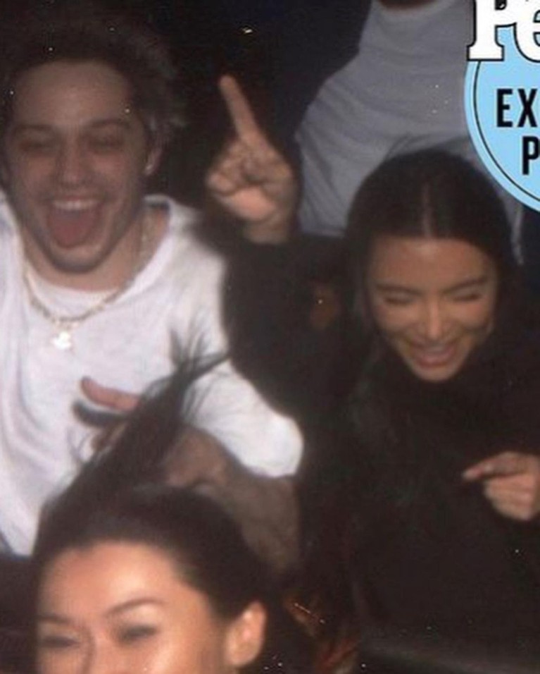 Resmi Jadian, Intip 6 Potret Kebersamaan Kim Kardashian & Pete Davidson Kim Kardashian dan Pete Davidson resmi pacaran setelah beberapa kali kepergok berkencan. Yuk kita intip momen kebersamaan mereka!