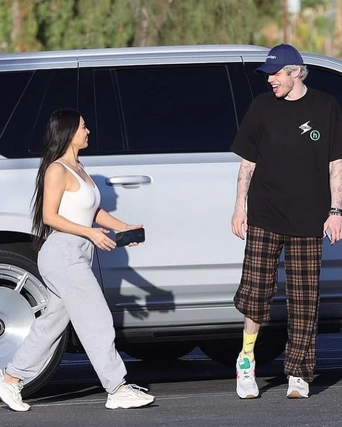 Kim Kardashian dan Pete Davidson resmi pacaran setelah beberapa kali kepergok berkencan&period; Yuk kita intip momen kebersamaan mereka&excl;