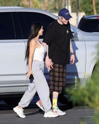 Resmi Jadian, Intip 6 Potret Kebersamaan Kim Kardashian & Pete Davidson ...