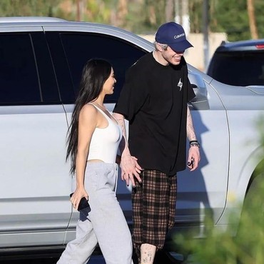 Resmi Jadian, Intip 6 Potret Kebersamaan Kim Kardashian & Pete Davidson