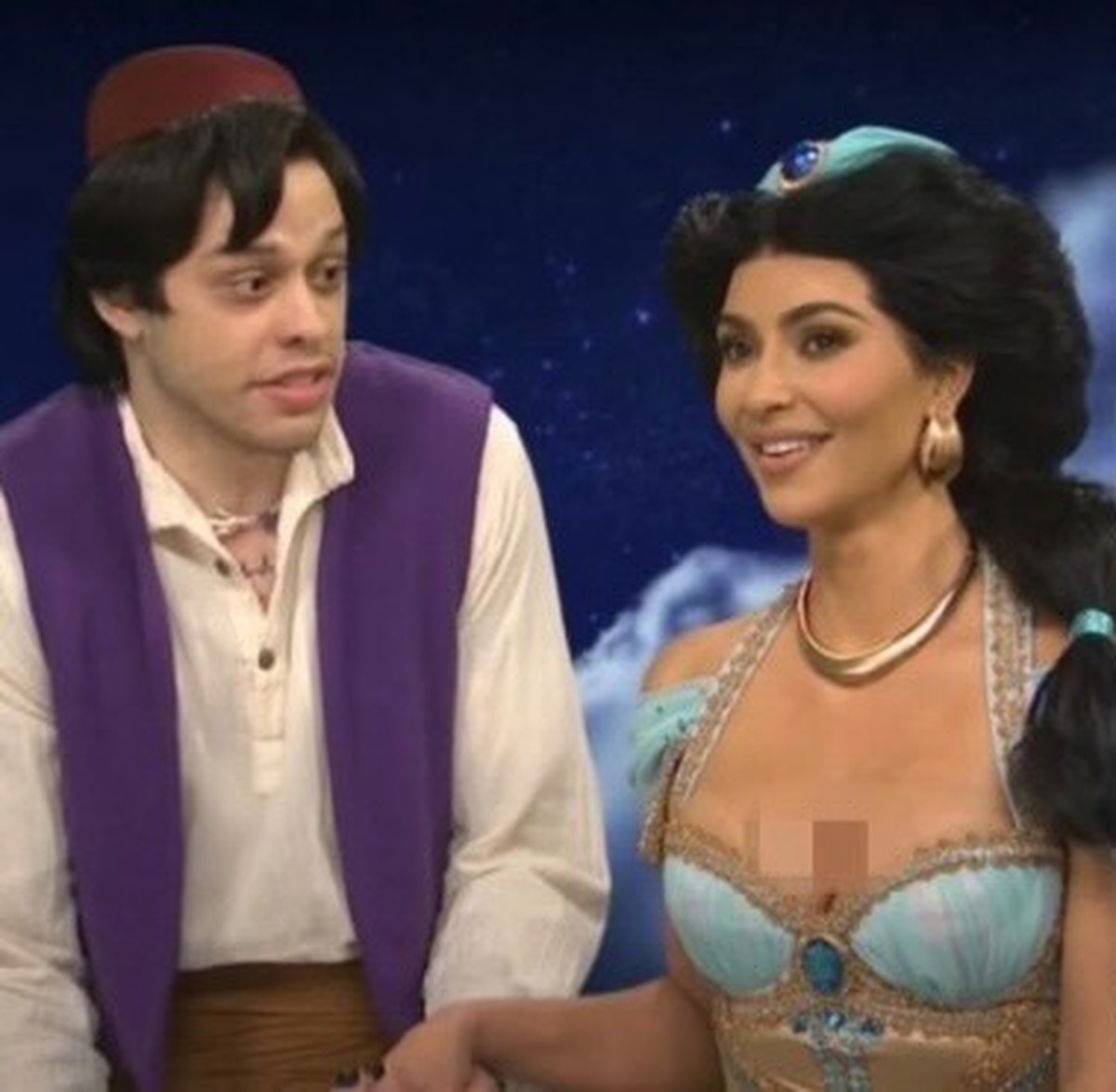 Kim Kardashian dan Pete Davidson resmi pacaran setelah beberapa kali kepergok berkencan&period; Yuk kita intip momen kebersamaan mereka&excl;