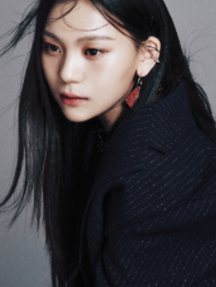 Sama seperti di grup G-FRIEND, Umji menjadi anggota paling muda di VIVIZ. Perempuan kelahiran 19 Agustus 1998 ini terlihat semakin dewasa dan memukau dalam pemotretan kali ini, ya! / foto: Dazed Korea