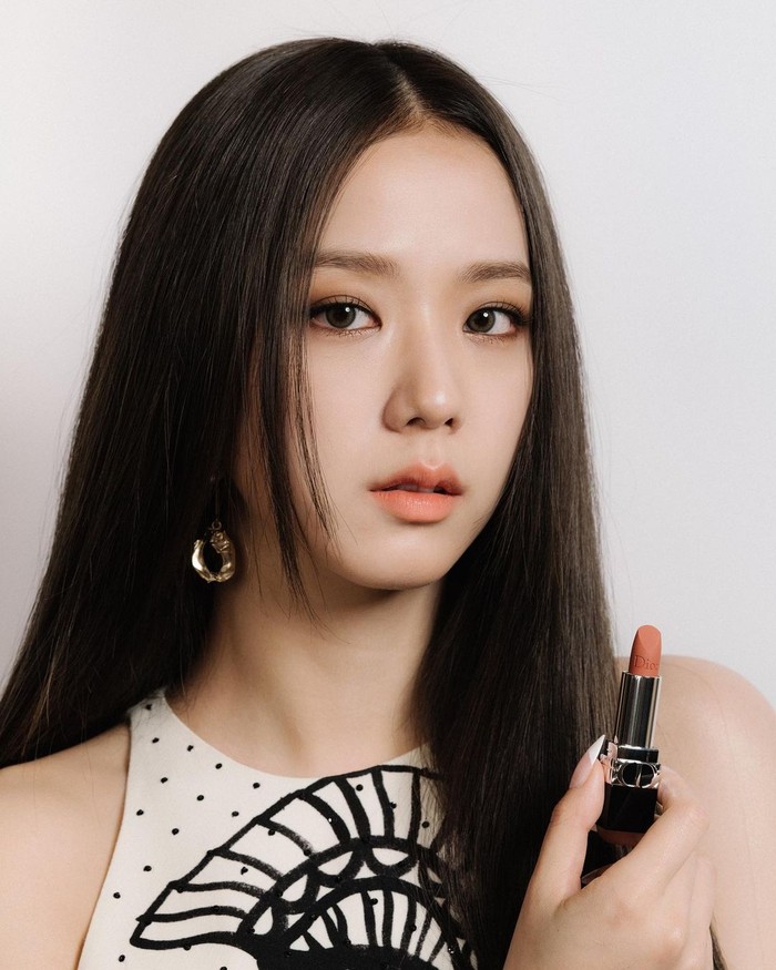 Sebelumnya, Jisoo sempat mempromosikan lipstik dari Dior Beauty saat menghadiri Dior Fashion Show di Paris awal November lalu. Dalam potret tersebut Jisoo terlihat cantik dengan polesan Rouge Dio 314 Grand Bal Matte di bibirnya. / Foto: instagram.com/@diorbeauty