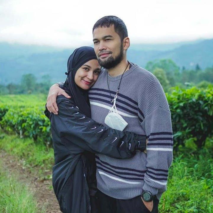 <p>Shireen Sungkar dan Teuku Wisnu telah menikah selama 8 tahun. Shireen mengenang kembali momen mereka dahulu saat ulang tahun pernikahan yang jatuh pada hari ini, Jumat (19/11/2021). (Foto: Instagram @shireensungkar)</p>