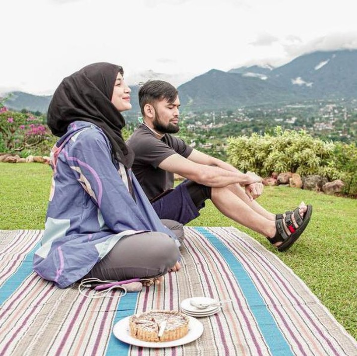 <p>"Allah has blessed me beyond words in you as my spouse. Semoga Allah jaga kita insyaaAllah," tulis Shireen Sungkar di momen ulang tahun pernikahannya ke-8. (Foto: Instagram @shireensungkar)</p>