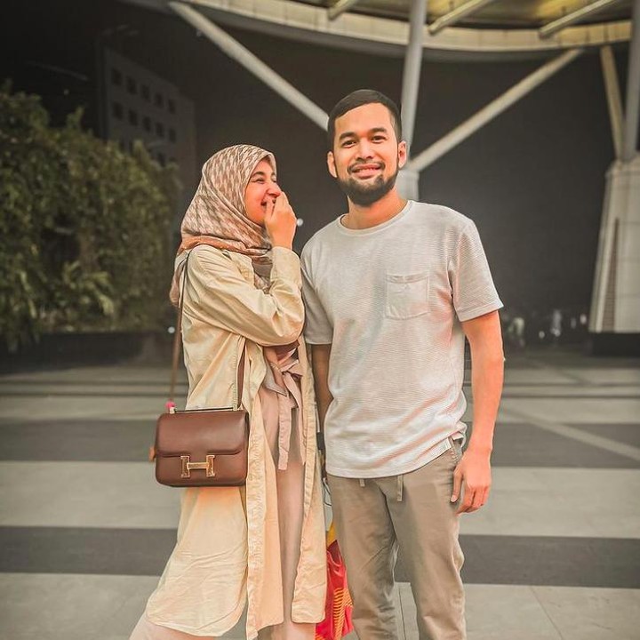 <p>Shireen tampaknya tak cuma beruntung memiliki suami seperti Teuku Wisnu. Sosok Wisnu sendiri dipuji oleh Ustaz Yusuf Mansur, belum lama ini. Sang ustaz menyaksikan sendiri bagaimana Wisnu sedang duduk menunggu acara akad Ria Ricis sambil membaca Qur'an. "Yaa Allah. Ganteng, kaya, artis ternama, pengusaha.." (Foto: Instagram @shireensungkar)</p>