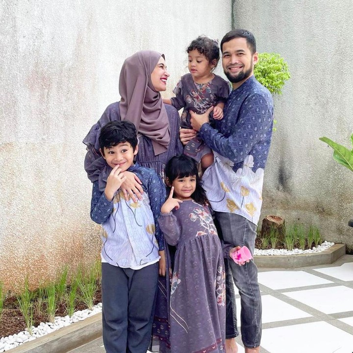 <p>Di pernikahannya yang ke-8 ini, Shireen Sungkar bersyukur bisa bertemu dengan Teuku Wisnu hingga punya tiga titipan Allah yaitu anak-anak mereka. (Foto: Instagram @shireensungkar)</p>