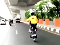 Lagi! Viral Pemotor di Makassar Freestyle-Tak Pakai Helm di Jalan Raya