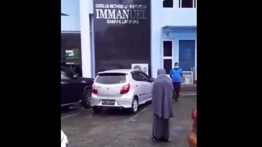 Viral wanita salat di halaman gereja Lampung Viral wanita salat di halaman gereja Lampung