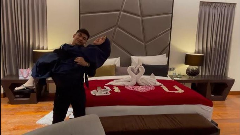 12 Potret Mesra Ricis & Teuku Ryan Saat Tour Kamar Honeymoon di Bali Ria Ricis dan Teuku Ryan pasangan pengantin baru ini tengah berada di Bali untuk bulan madu. Yuk intip penampakan kamar mereka!