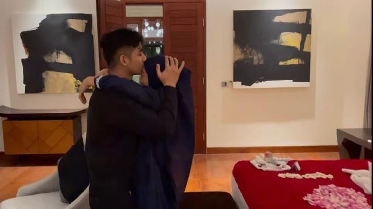 Ria Ricis dan Teuku Ryan pasangan pengantin baru ini tengah berada di Bali untuk bulan madu. Yuk intip penampakan kamar mereka!