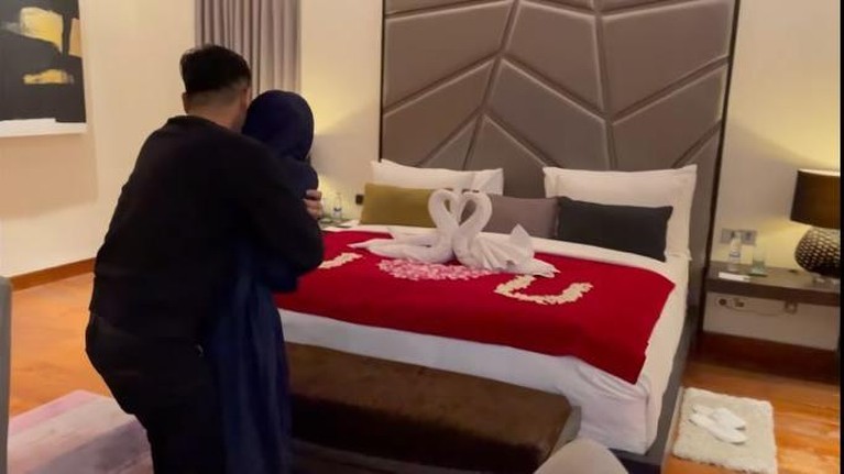 12 Potret Mesra Ricis & Teuku Ryan Saat Tour Kamar Honeymoon di Bali Ria Ricis dan Teuku Ryan pasangan pengantin baru ini tengah berada di Bali untuk bulan madu. Yuk intip penampakan kamar mereka!