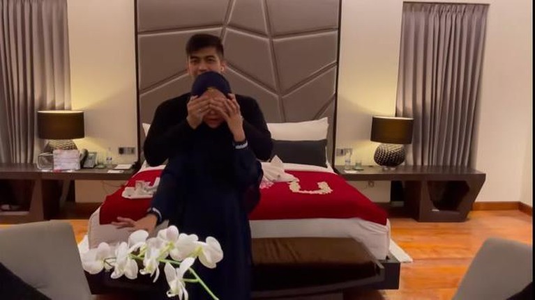 12 Potret Mesra Ricis & Teuku Ryan Saat Tour Kamar Honeymoon di Bali Ria Ricis dan Teuku Ryan pasangan pengantin baru ini tengah berada di Bali untuk bulan madu. Yuk intip penampakan kamar mereka!