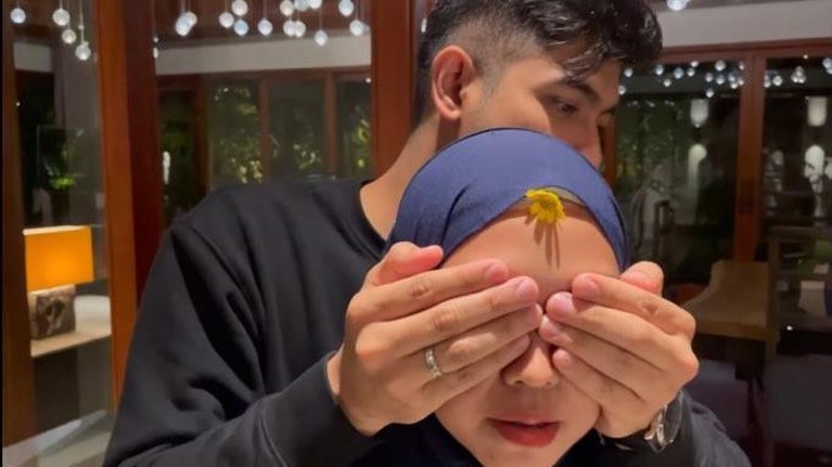Ria Ricis dan Teuku Ryan pasangan pengantin baru ini tengah berada di Bali untuk bulan madu. Yuk intip penampakan kamar mereka!