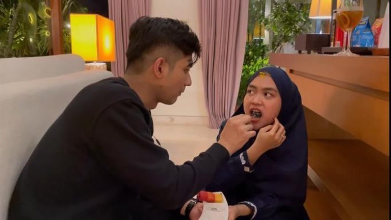 Ria Ricis dan Teuku Ryan pasangan pengantin baru ini tengah berada di Bali untuk bulan madu. Yuk intip penampakan kamar mereka!