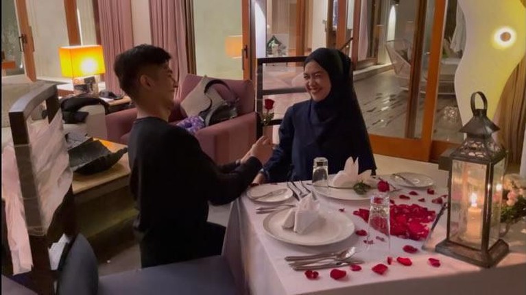12 Potret Mesra Ricis & Teuku Ryan Saat Tour Kamar Honeymoon di Bali Ria Ricis dan Teuku Ryan pasangan pengantin baru ini tengah berada di Bali untuk bulan madu. Yuk intip penampakan kamar mereka!
