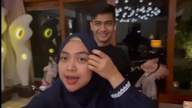 12 Potret Mesra Ricis & Teuku Ryan Saat Tour Kamar Honeymoon di Bali Ria Ricis dan Teuku Ryan pasangan pengantin baru ini tengah berada di Bali untuk bulan madu. Yuk intip penampakan kamar mereka!