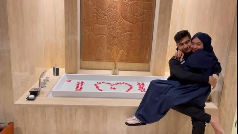 12 Potret Mesra Ricis & Teuku Ryan Saat Tour Kamar Honeymoon di Bali Ria Ricis dan Teuku Ryan pasangan pengantin baru ini tengah berada di Bali untuk bulan madu. Yuk intip penampakan kamar mereka!