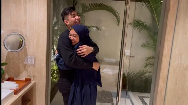 Ria Ricis dan Teuku Ryan pasangan pengantin baru ini tengah berada di Bali untuk bulan madu. Yuk intip penampakan kamar mereka!