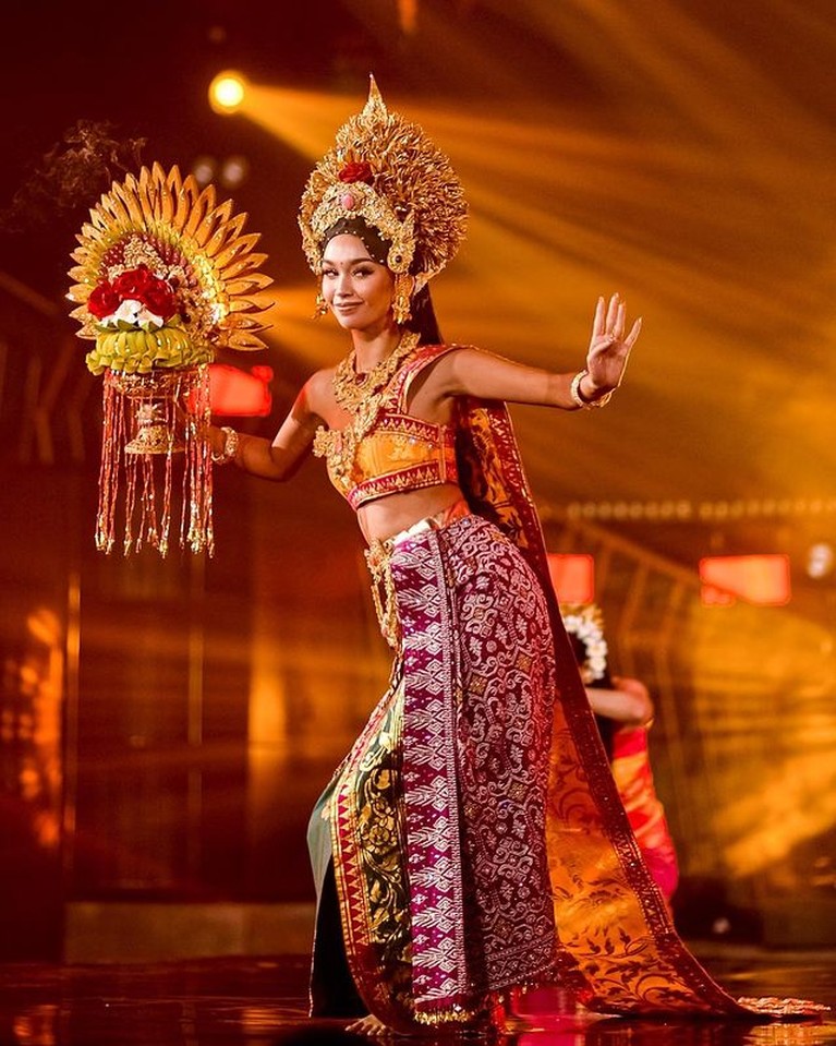 Sophia Rogan memamerkan kostum nasional yang akan ia bawakan di Miss Grand International 2021 di Phuket. Yuk intip!