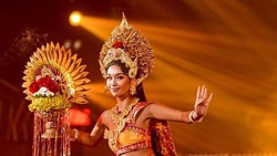 Elegan, Intip 5 Potret Sophia Rogan Pakai Kostum Nasional Bali Sundaram