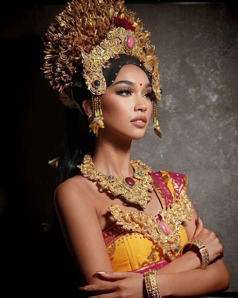Sophia Rogan memamerkan kostum nasional yang akan ia bawakan di Miss Grand International 2021 di Phuket. Yuk intip!