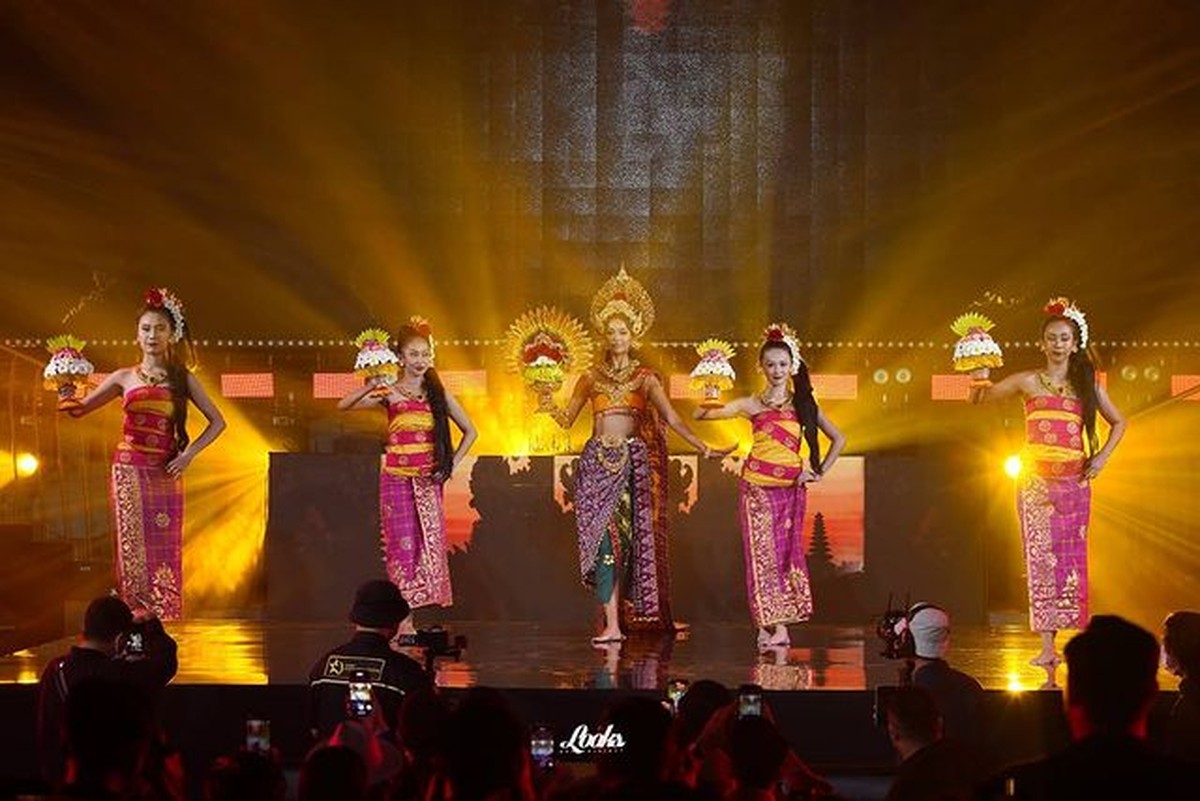 Sophia Rogan memamerkan kostum nasional yang akan ia bawakan di Miss Grand International 2021 di Phuket&period; Yuk intip&excl;