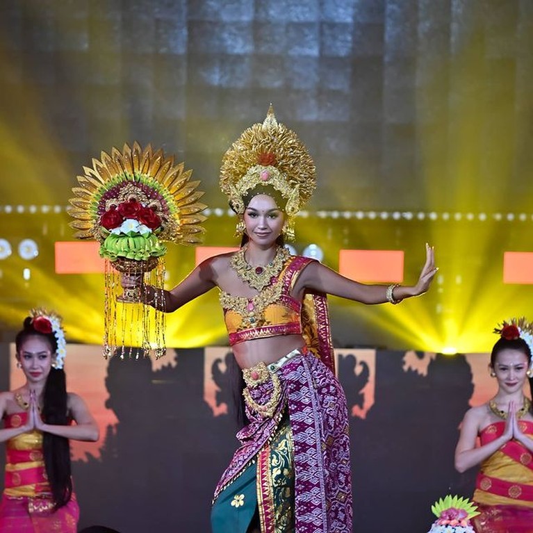 Sophia Rogan memamerkan kostum nasional yang akan ia bawakan di Miss Grand International 2021 di Phuket. Yuk intip!