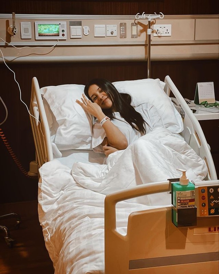 6 Potret Anya Geraldine Operasi Radang Usus Ditemani Pria Diduga Kekasihnya Potret Anya Geraldine Operasi Radang Usus Ditemani Pria Diduga Kekasihnya