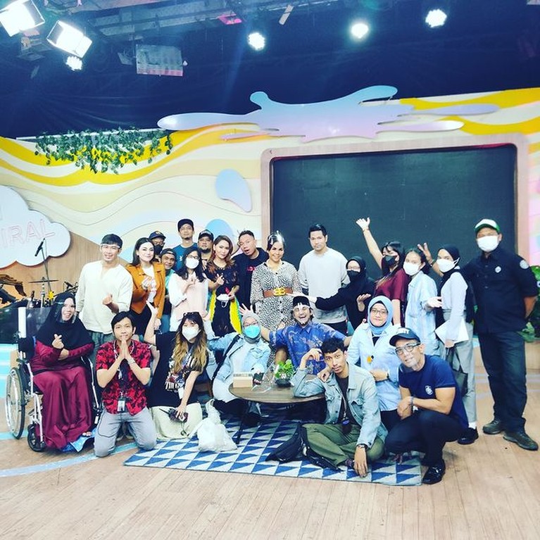 Rohimah tampak memakai kursi roda saat syuting acara TV paska jatuh dari kamar mandi. Yuk intip potretnya!