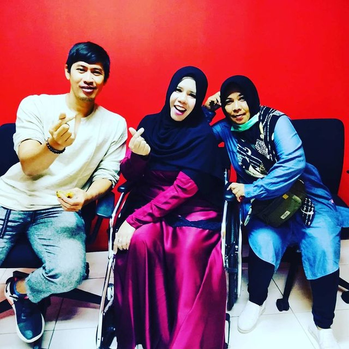 Rohimah tampak memakai kursi roda saat syuting acara TV paska jatuh dari kamar mandi&period; Yuk intip potretnya&excl;