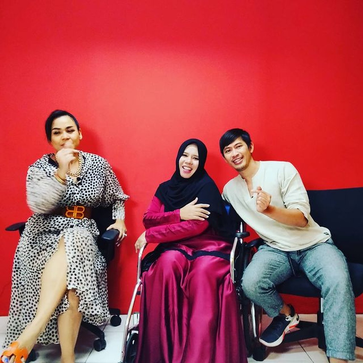 Rohimah tampak memakai kursi roda saat syuting acara TV paska jatuh dari kamar mandi&period; Yuk intip potretnya&excl;