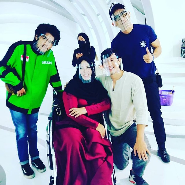 6 Potret Rohimah Syuting Pakai Kursi Roda Ditemani Pacar Berondong Rohimah tampak memakai kursi roda saat syuting acara TV paska jatuh dari kamar mandi. Yuk intip potretnya!