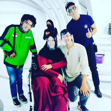 7 Potret Rohimah Syuting Pakai Kursi Roda Didampingi Pacar Berondong