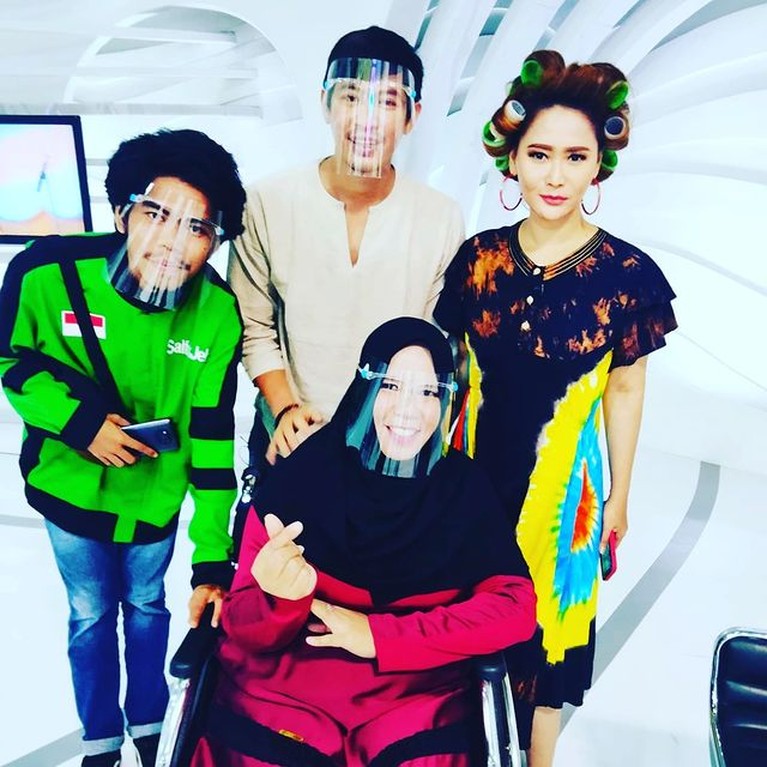 Rohimah tampak memakai kursi roda saat syuting acara TV paska jatuh dari kamar mandi. Yuk intip potretnya!