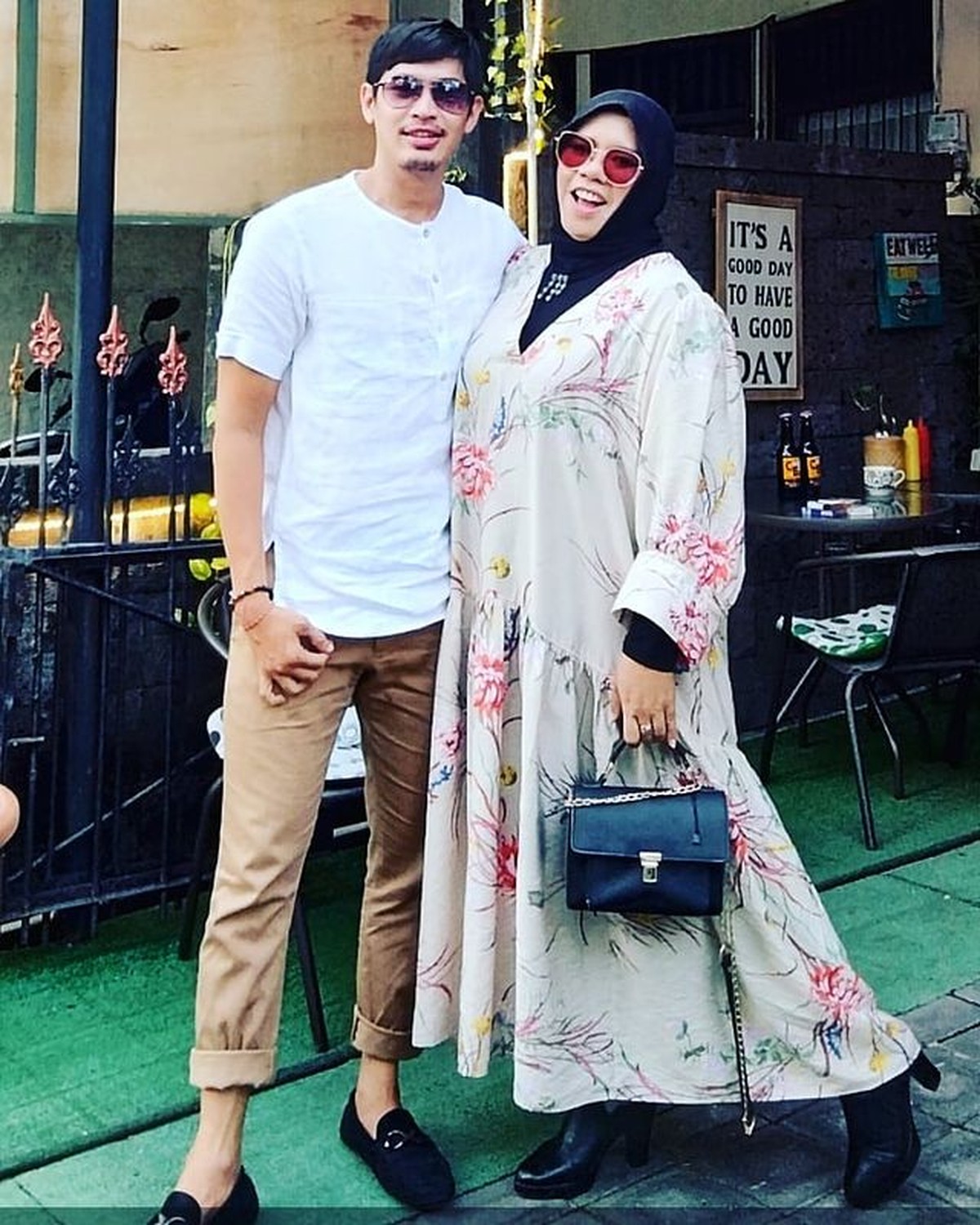 Rohimah tampak memakai kursi roda saat syuting acara TV paska jatuh dari kamar mandi&period; Yuk intip potretnya&excl;