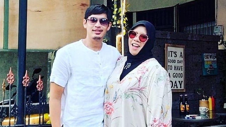 Rohimah tampak memakai kursi roda saat syuting acara TV paska jatuh dari kamar mandi. Yuk intip potretnya!