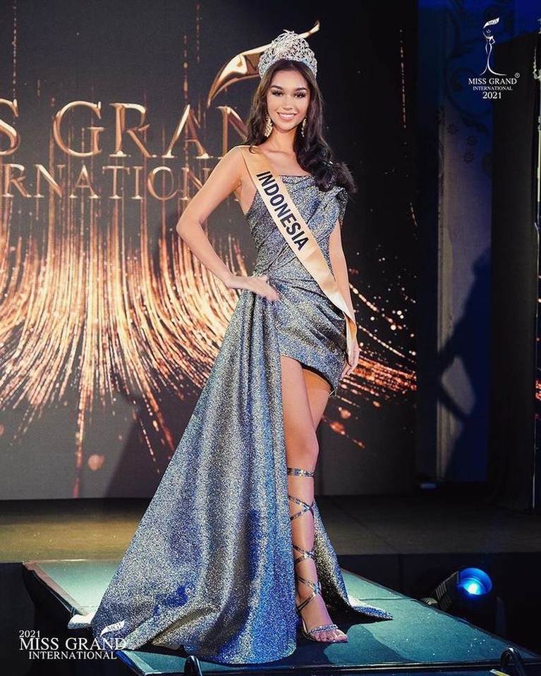 7 Pesona Sophia Rogan Wakil Indonesia di Ajang Miss Grand International 2021 Sophia Rogan akan wakili Indonesia di ajang Miss Grand International 2021 di Phuket, Thailand. Yuk intip pesonanya!