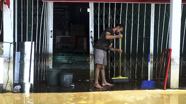 Jokowi Buka Suara soal Penyebab Banjir Sintang Jokowi mengatakan pemerintah akan melakukan penghutanan di daerah hulu, sembari berharap berbagai upaya itu bisa menekan potensi banjir terulang kembali.