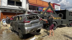 FOTO: Banjir Sintang di Lintas Melawi Surut, Warga Berbenah
