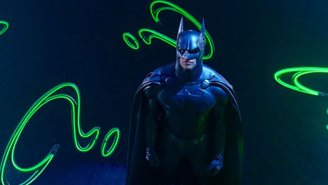 Bioskop Trans TV malam ini, Minggu (21/11), akan menayangkan film Batman Forever (1995) pada pukul 20.30 WIB.