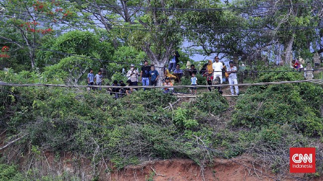 Warga sekitar menyaksikan balapan WSBK Mandalika dari bukit depan Gate 1 Sirkuit Mandalika.