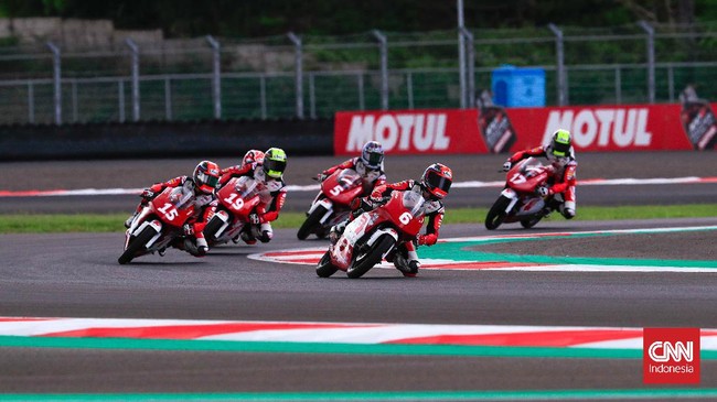Bendera Indonesia berkibar jelang MotoGP Qatar setelah Veda Ega Pratama naik podium dalam Race 2 Asia Talent Cup (ATC) 2022.