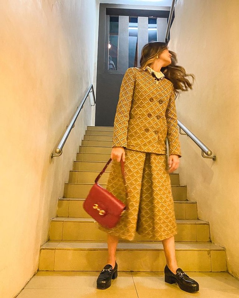 Baru-baru ini Luna Maya jadi sorotan setelah diangkat menjadi ibu RT Kemang DKI Jakarta. Yuk intip outfitnya yang elegan!