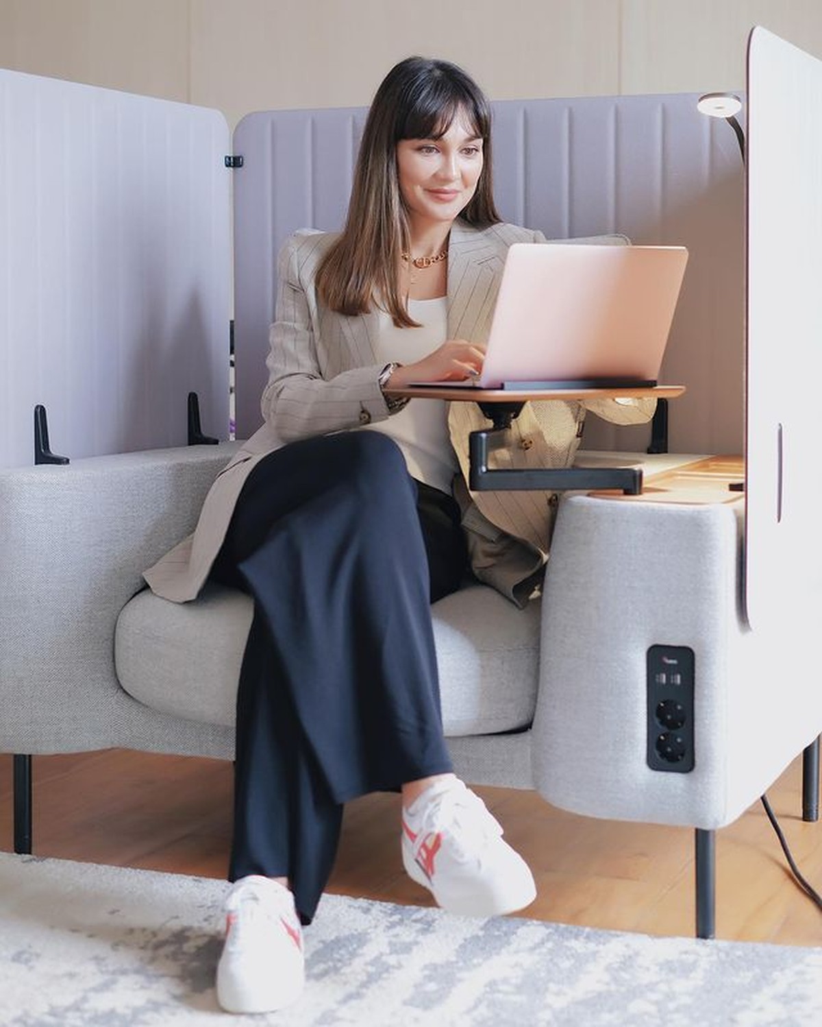 Baru-baru ini Luna Maya jadi sorotan setelah diangkat menjadi ibu RT Kemang DKI Jakarta&period; Yuk intip outfitnya yang elegan&excl;