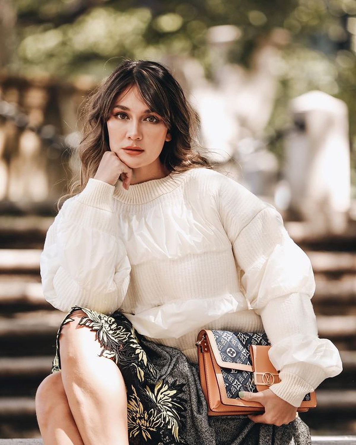 Baru-baru ini Luna Maya jadi sorotan setelah diangkat menjadi ibu RT Kemang DKI Jakarta&period; Yuk intip outfitnya yang elegan&excl;