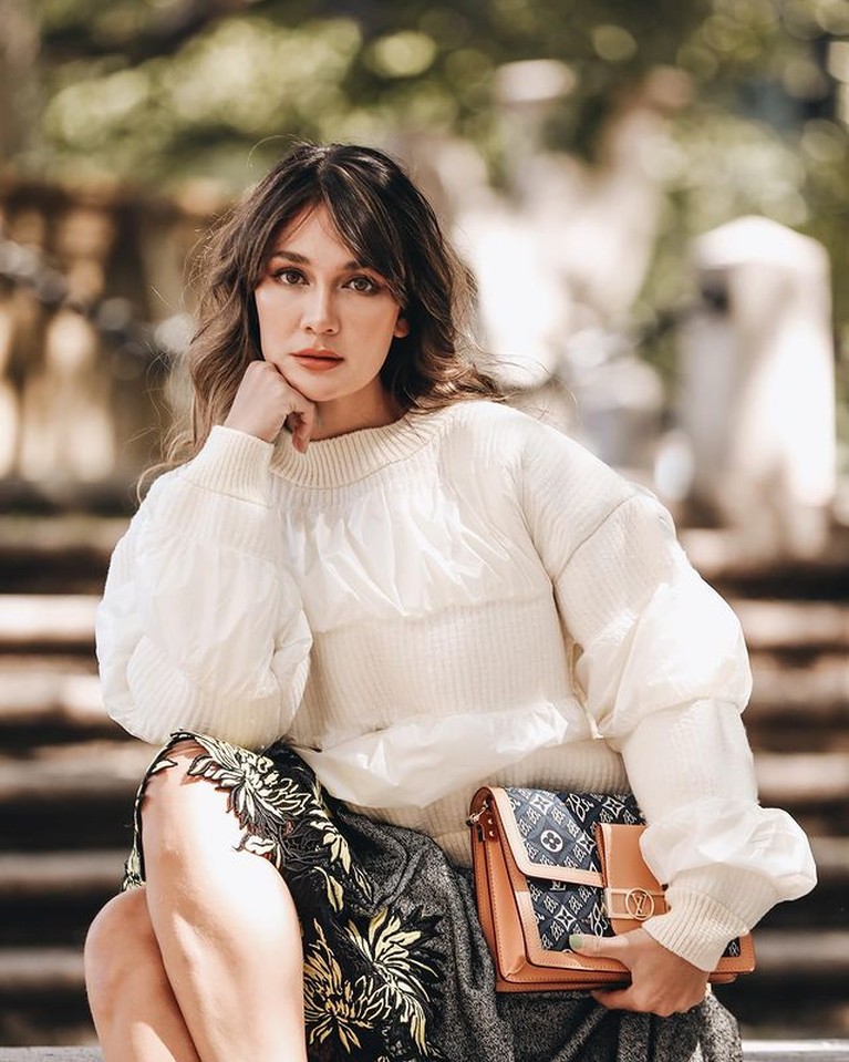 Baru-baru ini Luna Maya jadi sorotan setelah diangkat menjadi ibu RT Kemang DKI Jakarta. Yuk intip outfitnya yang elegan!