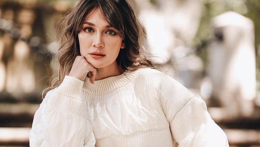 Baru-baru ini Luna Maya jadi sorotan setelah diangkat menjadi ibu RT Kemang DKI Jakarta. Yuk intip outfitnya yang elegan!