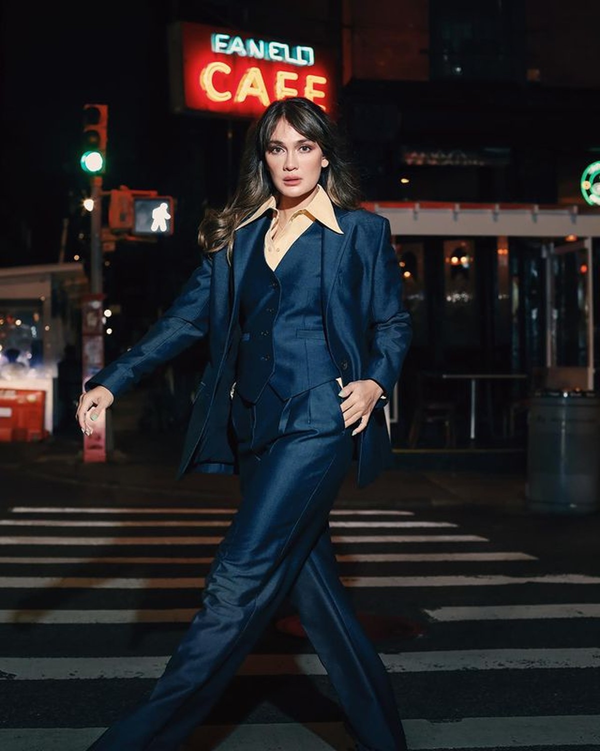 Baru-baru ini Luna Maya jadi sorotan setelah diangkat menjadi ibu RT Kemang DKI Jakarta&period; Yuk intip outfitnya yang elegan&excl;