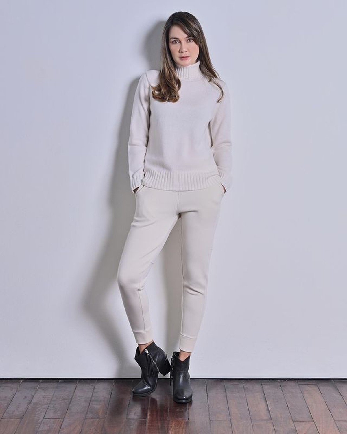 Baru-baru ini Luna Maya jadi sorotan setelah diangkat menjadi ibu RT Kemang DKI Jakarta&period; Yuk intip outfitnya yang elegan&excl;